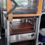 bakkerij machine kopen - In een pakhuis staat een grote Probat winkeloven met rijskast met bakjes erin. - theovanvliet.nl